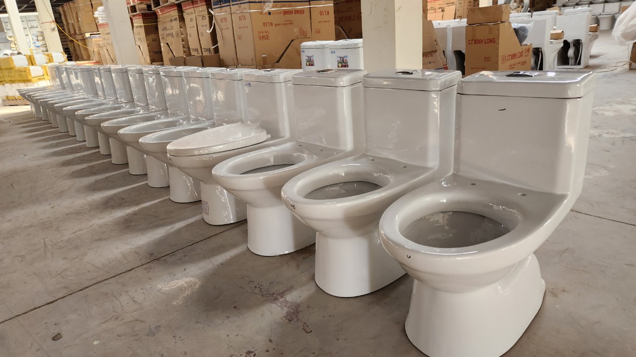 Bồn cầu liền khối Minh Long đang chờ các khâu kiểm tra và dán tem nhãn